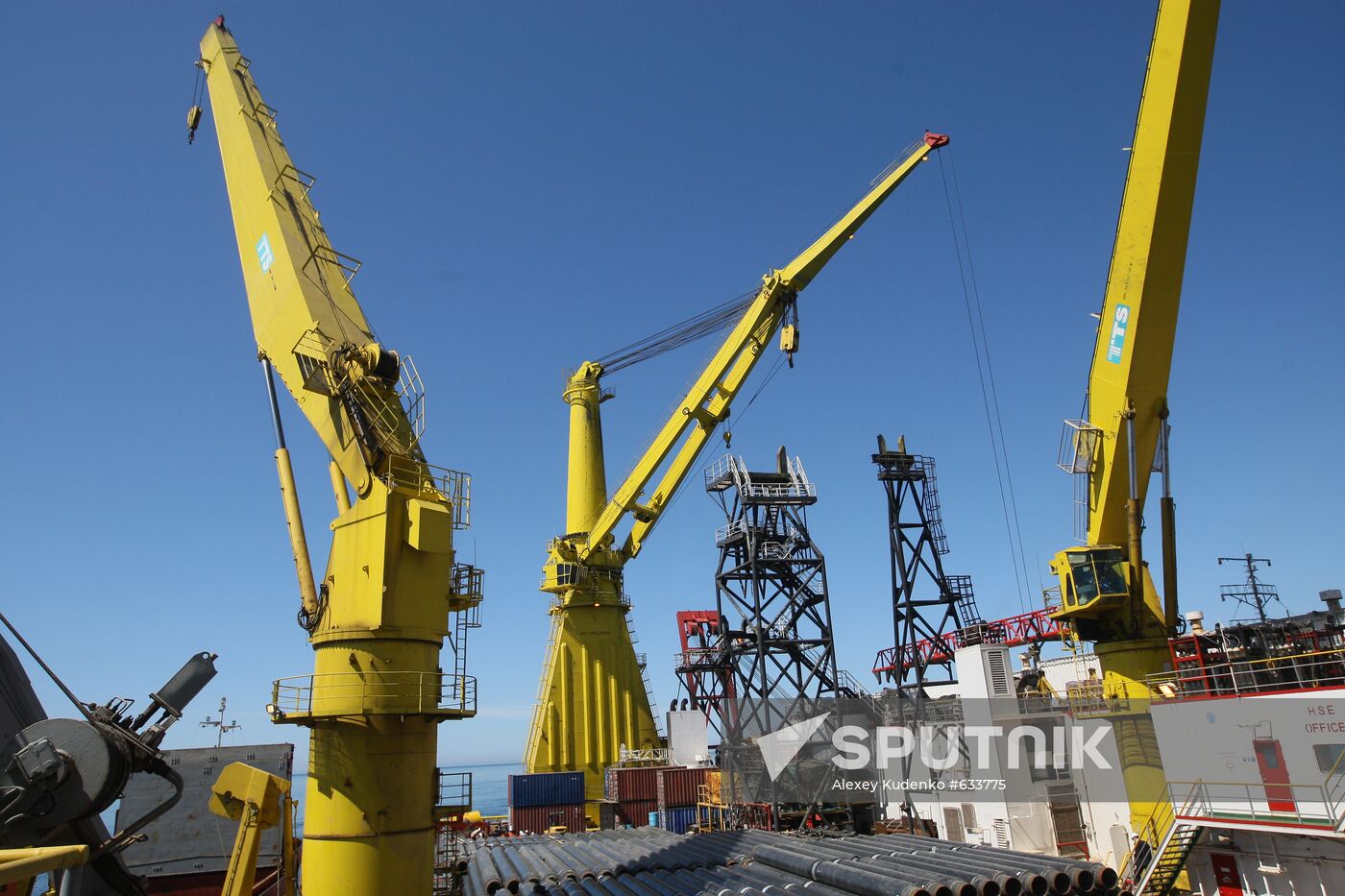 Boom cranes on the deck of the S-Master pipelayer