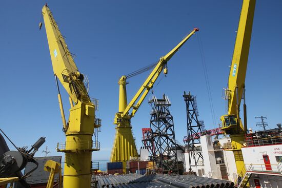 Boom cranes on the deck of the S-Master pipelayer