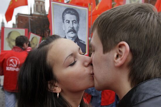 Laying flowers and wreaths at Lenin Mausoleum
