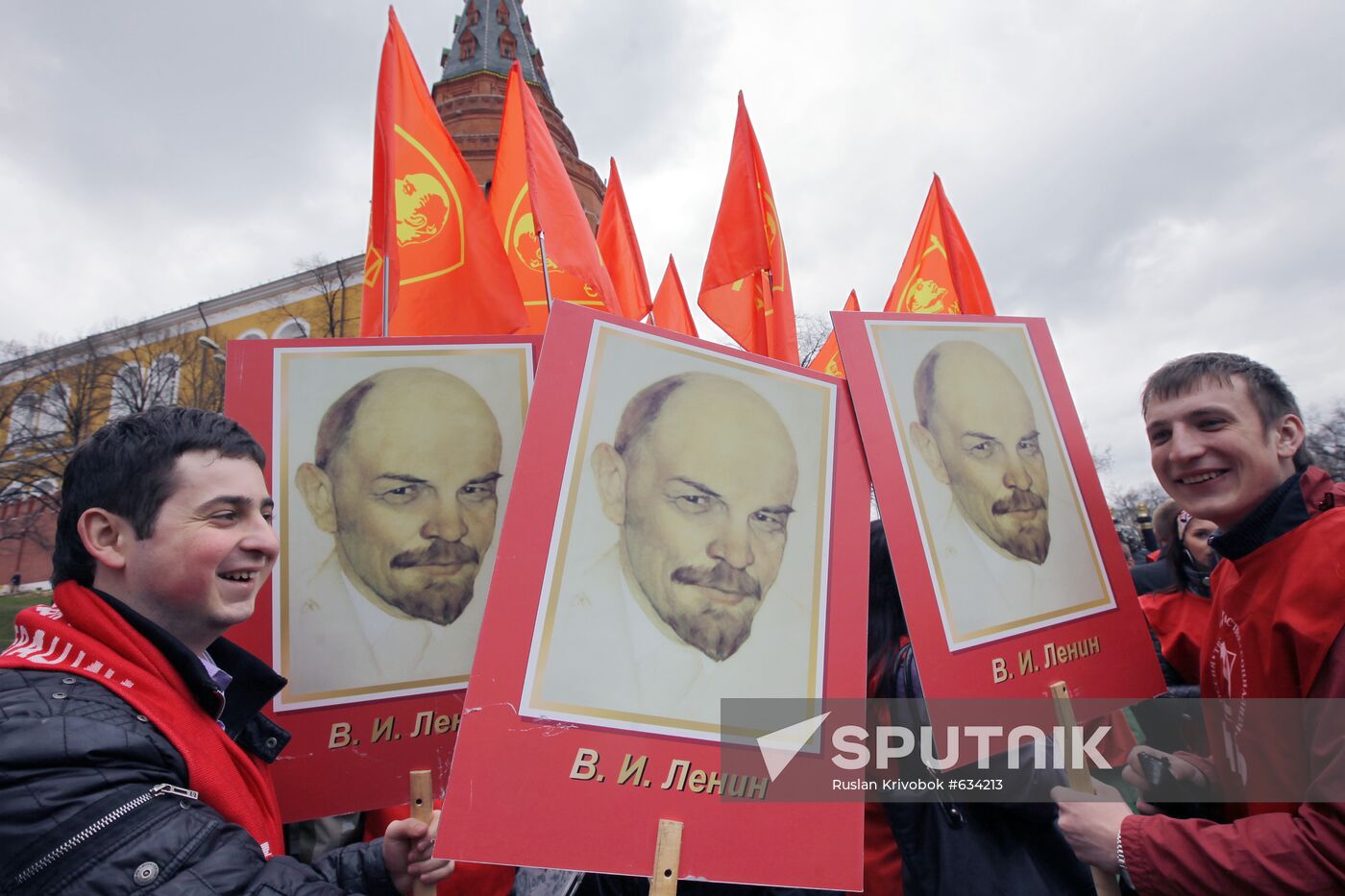 Activists hold wreath-laying ceremony at Lenin's Mausoleum