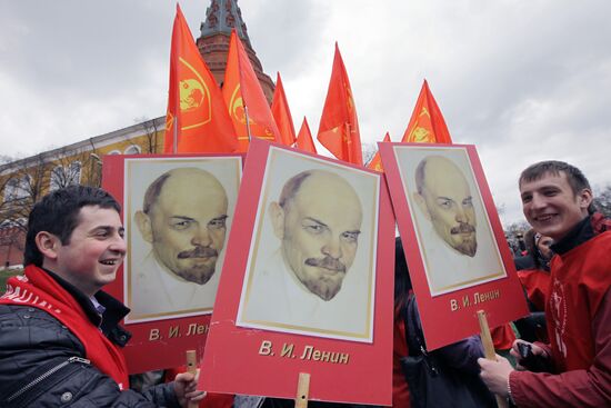 Activists hold wreath-laying ceremony at Lenin's Mausoleum