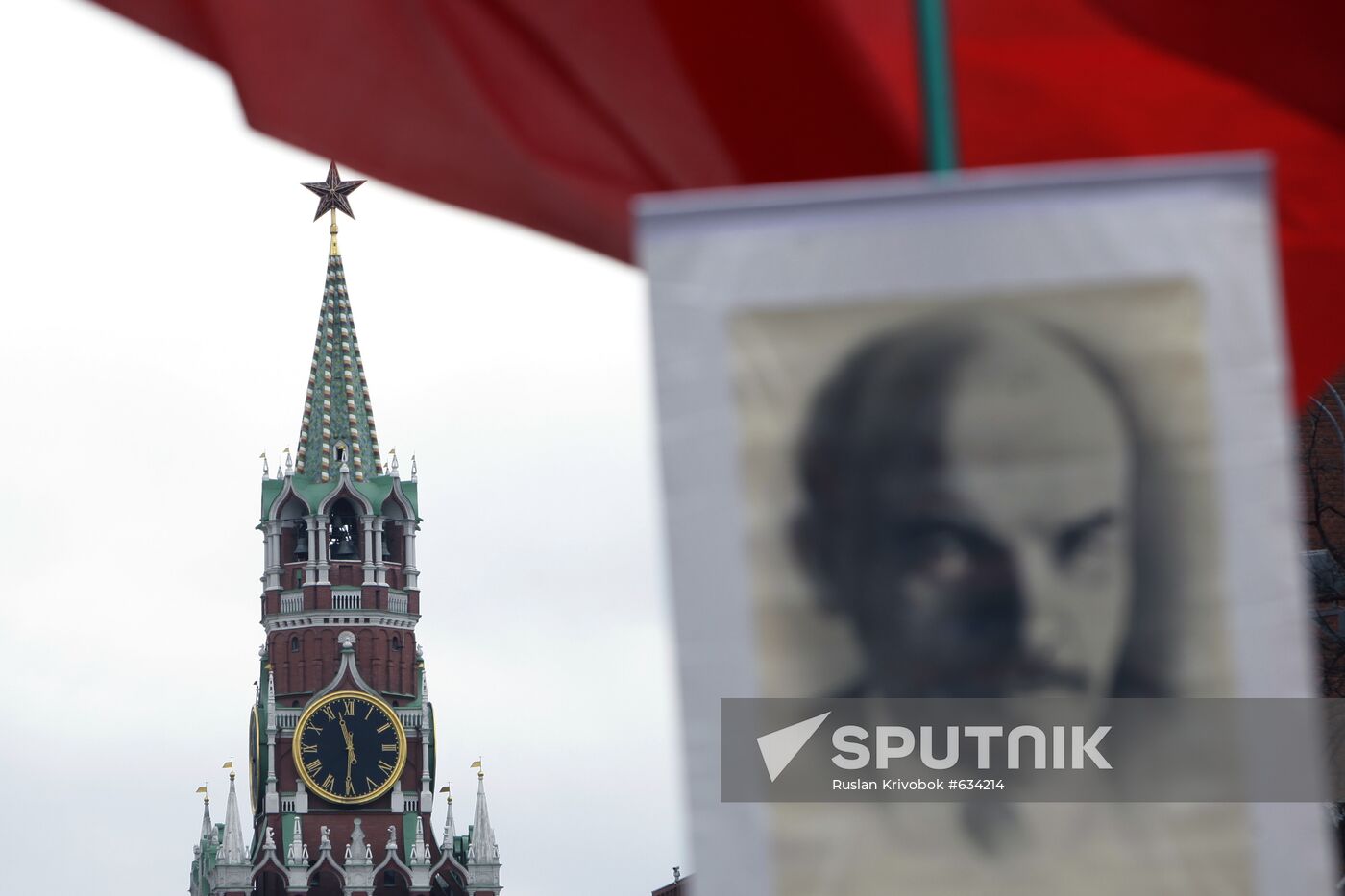 Laying flowers and wreaths at Lenin Mausoleum