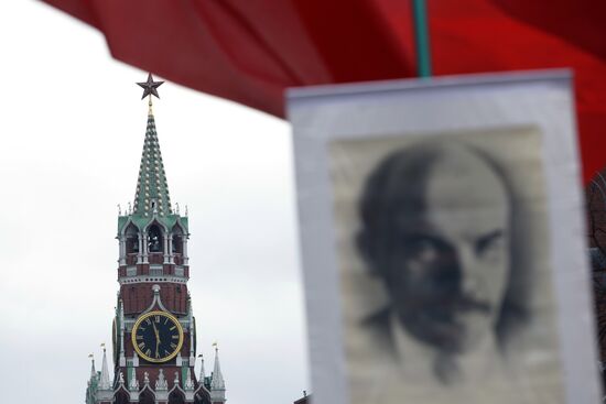 Laying flowers and wreaths at Lenin Mausoleum