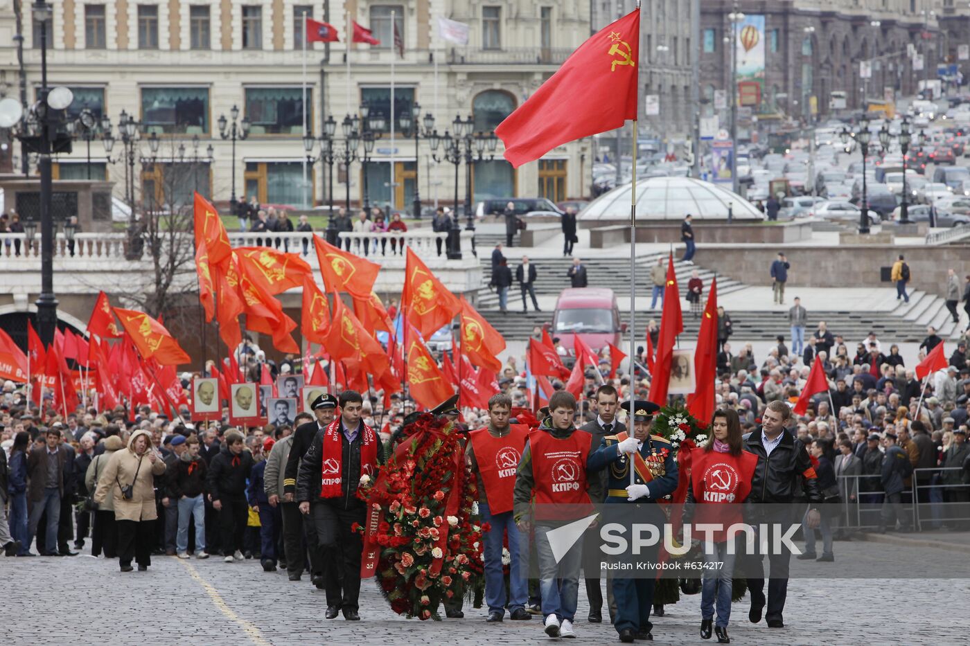 Activists hold wreath-laying ceremony at Lenin's Mausoleum