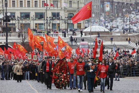Activists hold wreath-laying ceremony at Lenin's Mausoleum
