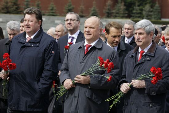 Laying flowers and wreaths at Lenin Mausoleum