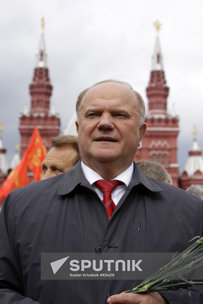 Activists hold wreath-laying ceremony at Lenin's Mausoleum