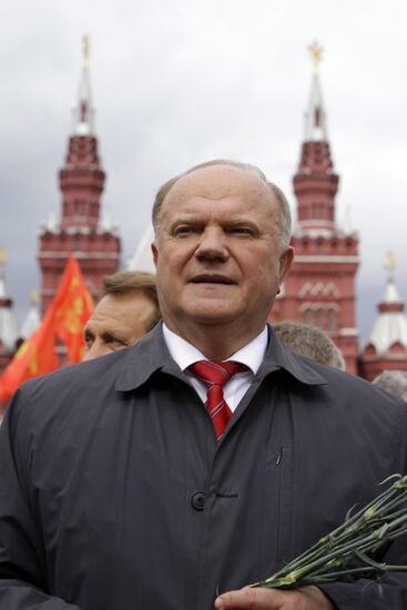 Activists hold wreath-laying ceremony at Lenin's Mausoleum