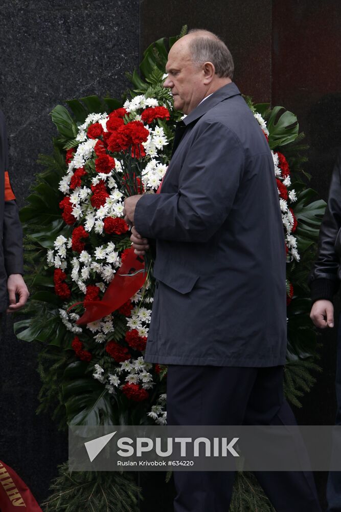 Activists hold wreath-laying ceremony at Lenin's Mausoleum