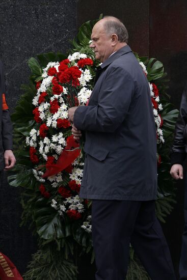 Activists hold wreath-laying ceremony at Lenin's Mausoleum