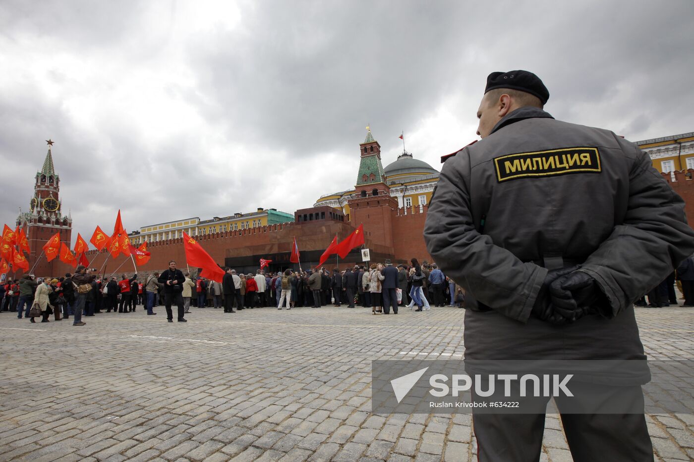 Laying flowers and wreaths at Lenin Mausoleum