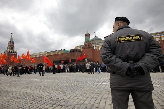 Laying flowers and wreaths at Lenin Mausoleum