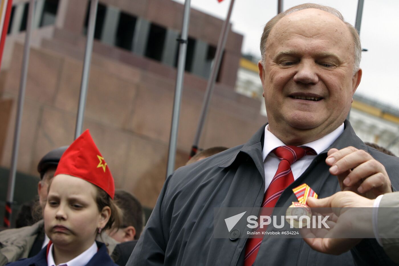 Activists hold wreath-laying ceremony at Lenin's Mausoleum