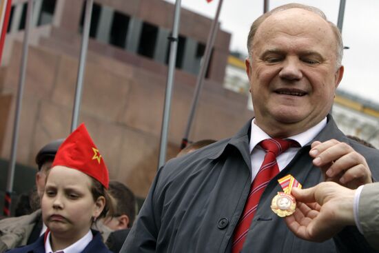 Activists hold wreath-laying ceremony at Lenin's Mausoleum