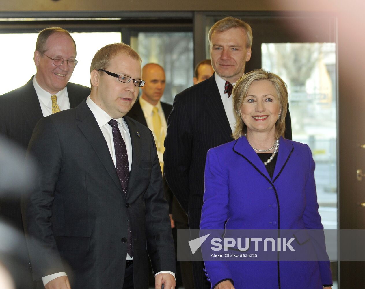 Hillary Clinton, Urmas Paet