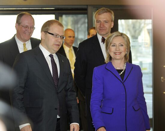 Hillary Clinton, Urmas Paet