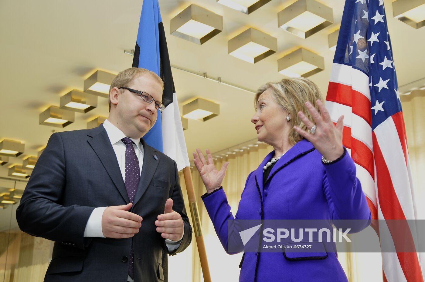 Hillary Clinton, Urmas Paet
