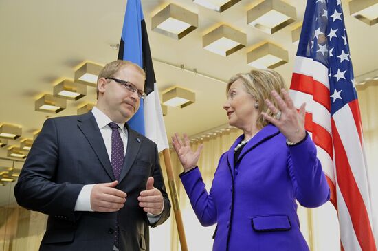 Hillary Clinton, Urmas Paet