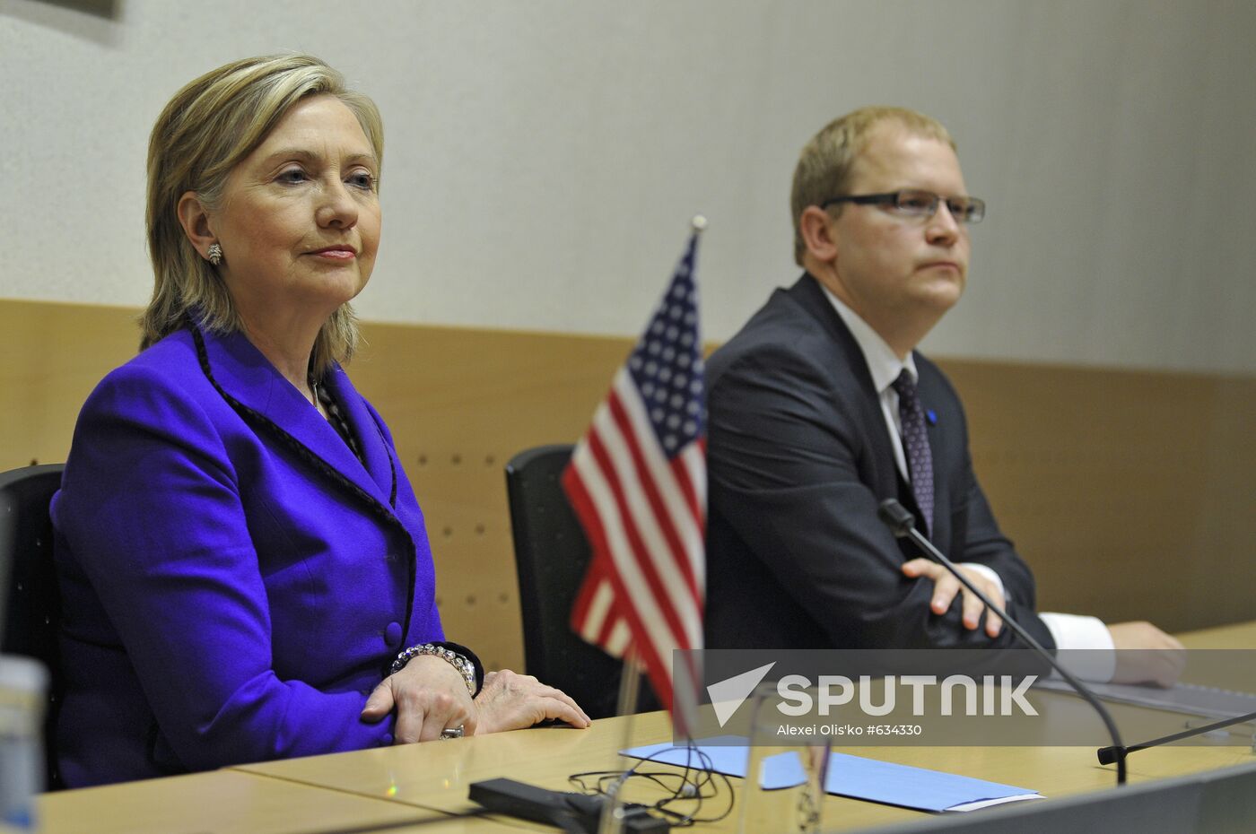 Hillary Clinton, Urmas Paet