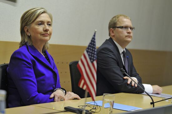 Hillary Clinton, Urmas Paet