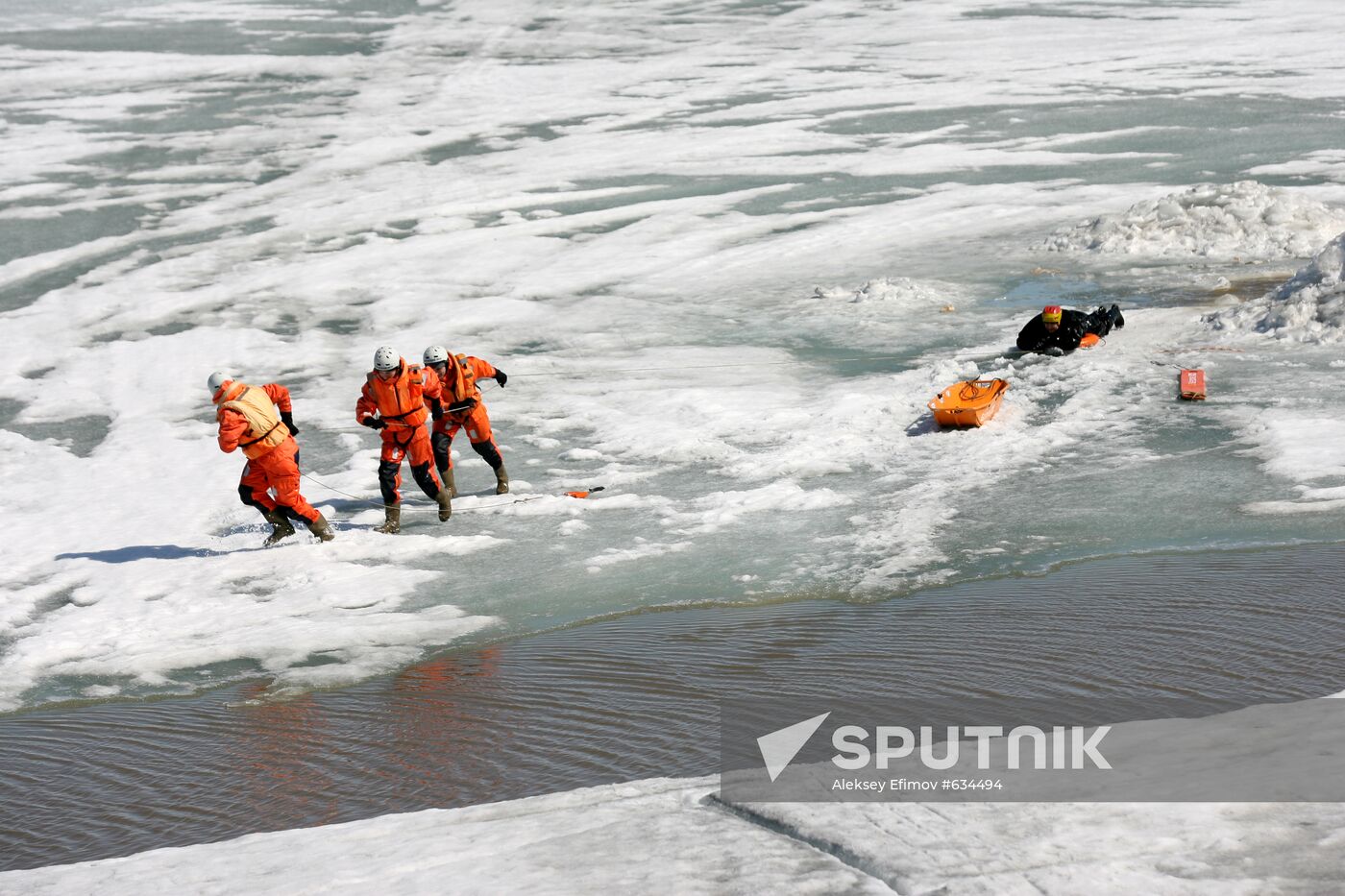 Exhibition rescue drill with people in distress on ice