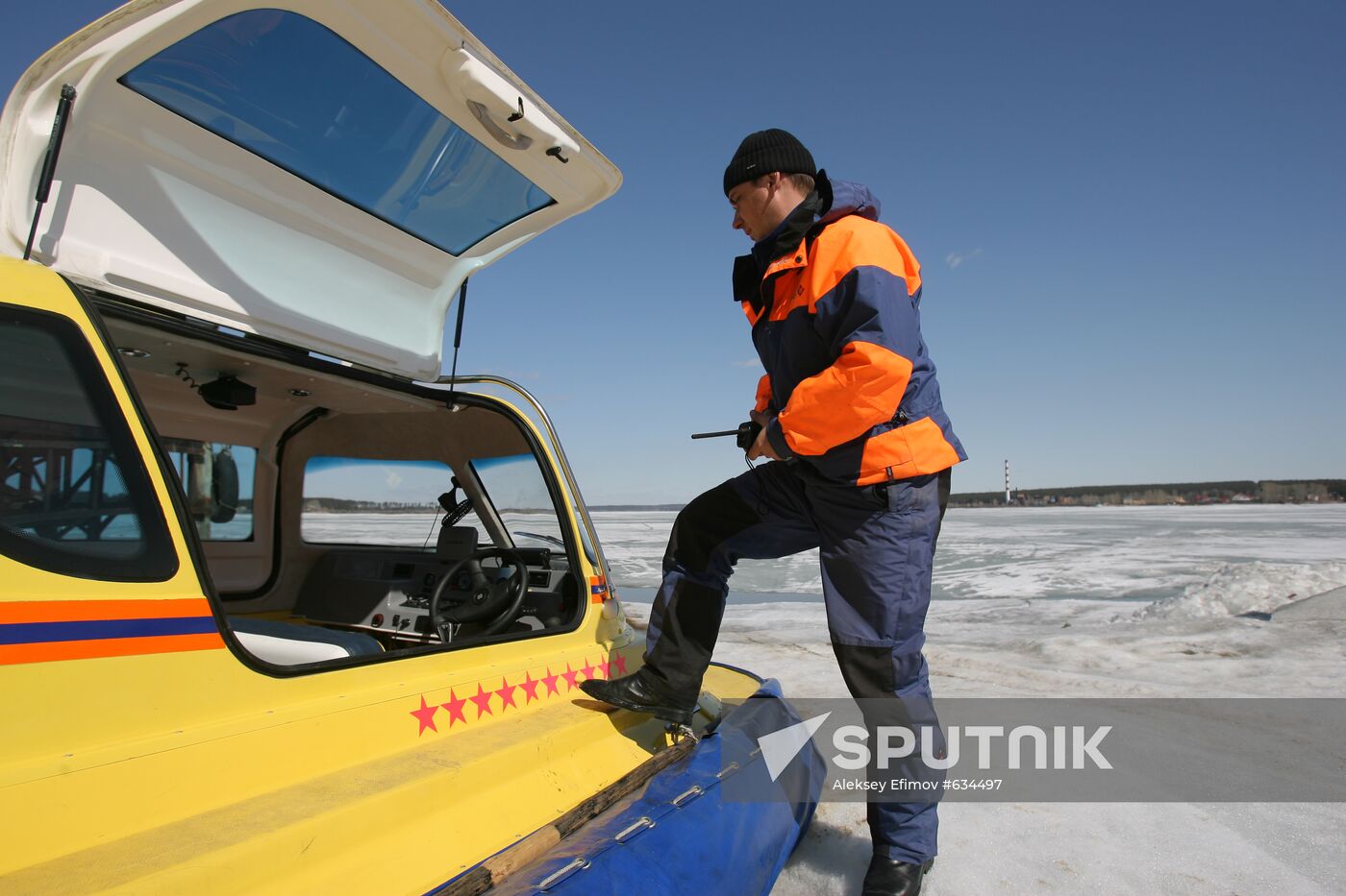 Exhibition rescue drill with people in distress on ice