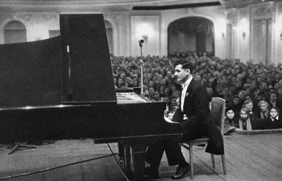 Pianist Vladimir Safronitsky performs during Siege of Leningrad