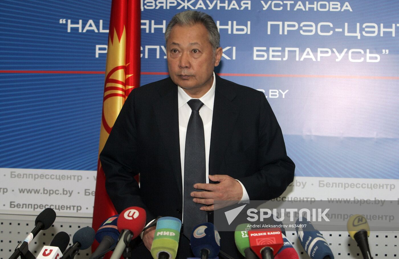 Kurmanbek Bakiyev gives news conference in Minsk