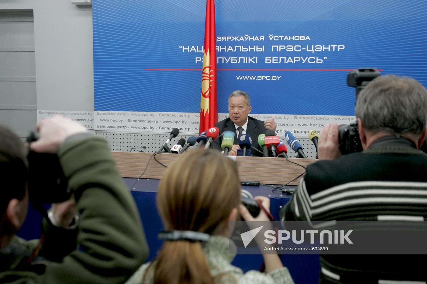 Kurmanbek Bakiyev gives news conference in Minsk