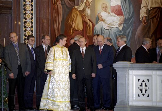 Vladimir Putin attends night Christmas service