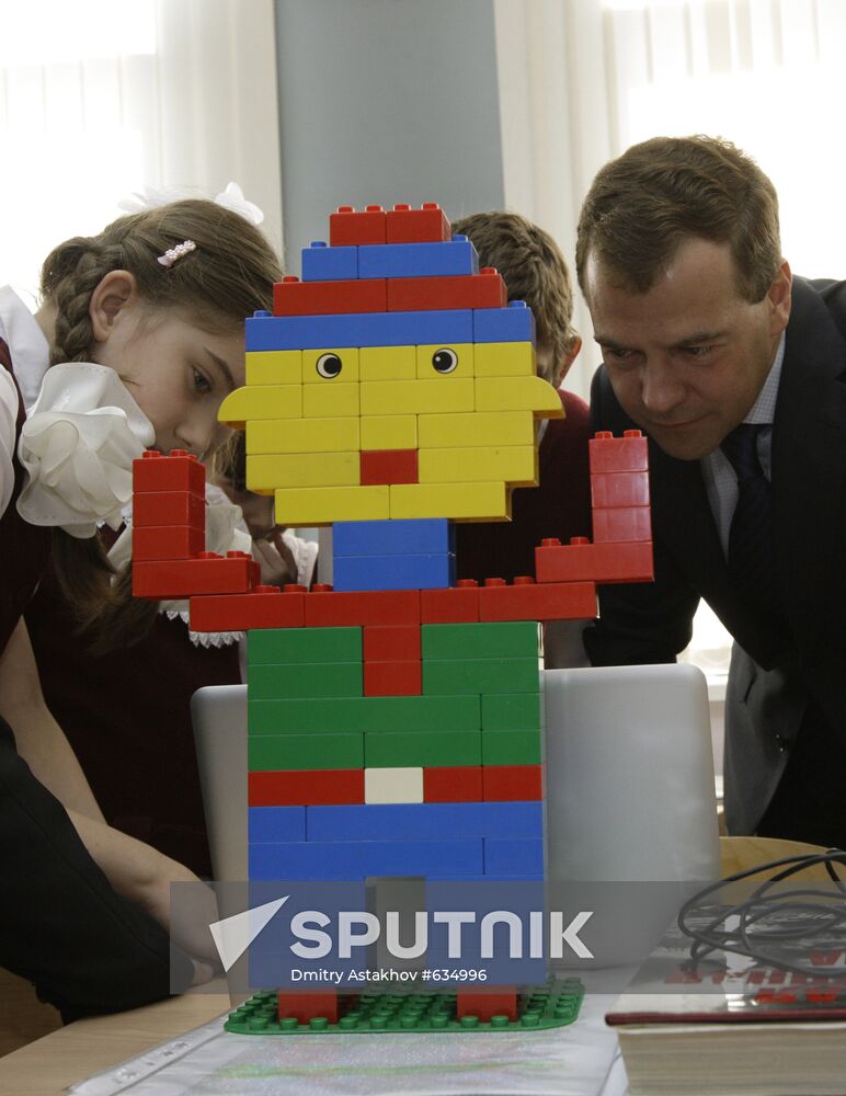 Dmitry Medvedev visits Moscow school