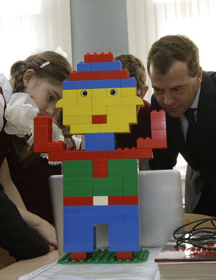 Dmitry Medvedev visits Moscow school