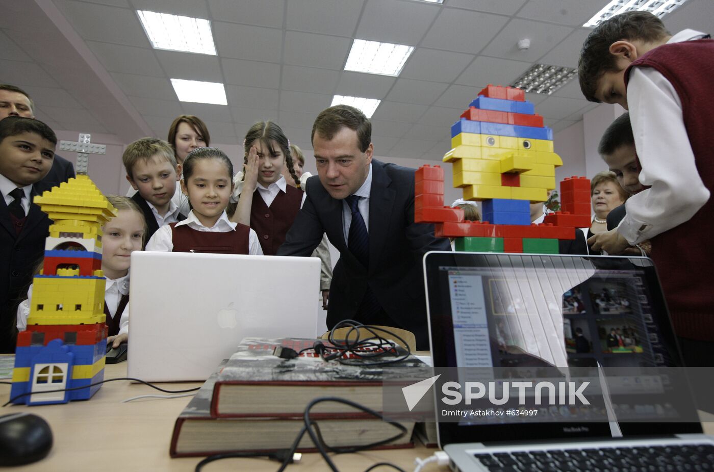 Dmitry Medvedev visits Moscow school