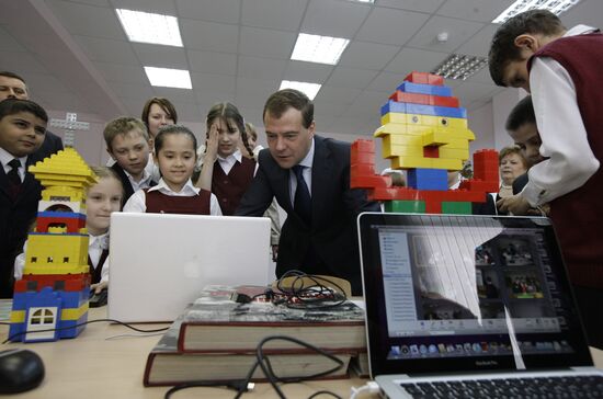 Dmitry Medvedev visits Moscow school