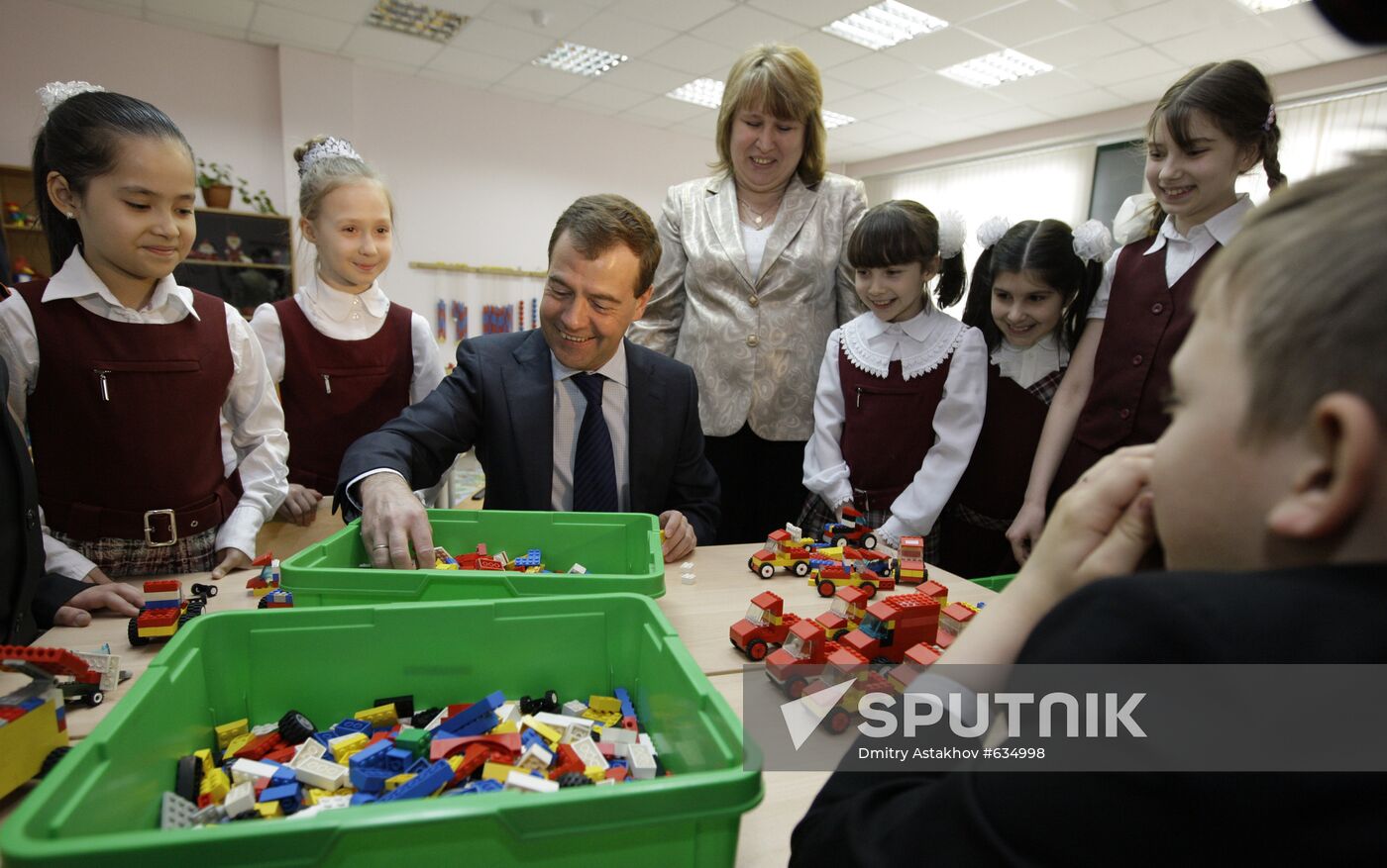 Dmitry Medvedev visits Moscow school