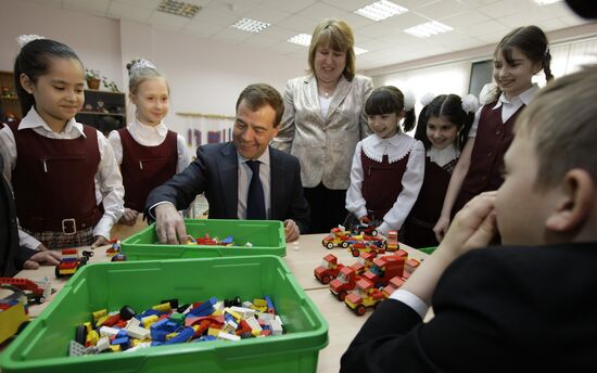 Dmitry Medvedev visits Moscow school