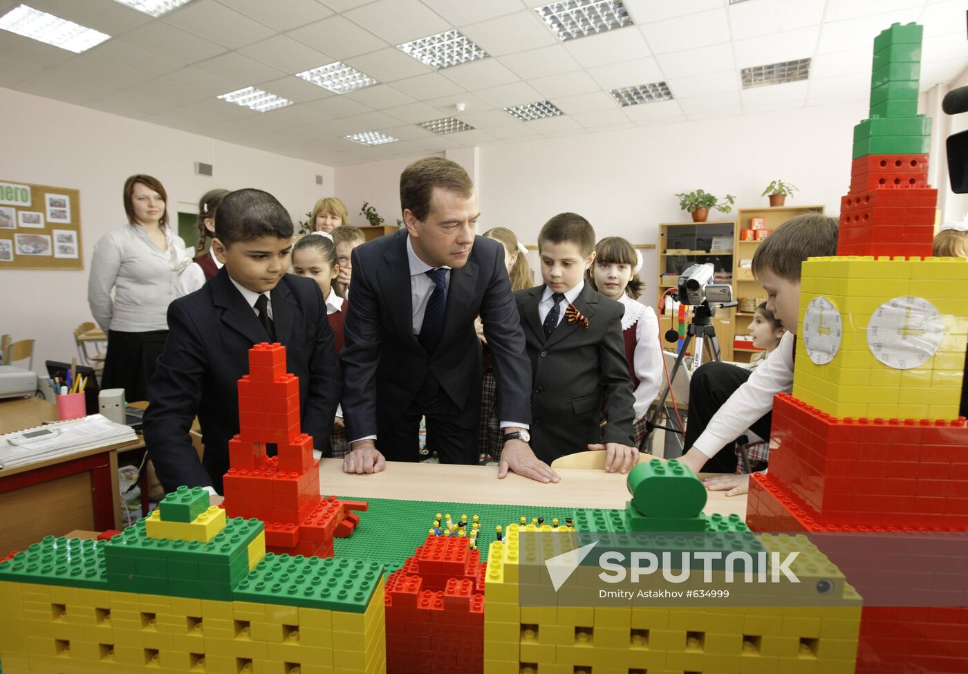 Dmitry Medvedev visits Moscow school