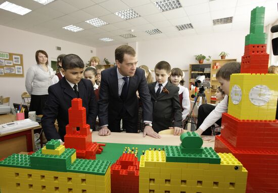 Dmitry Medvedev visits Moscow school