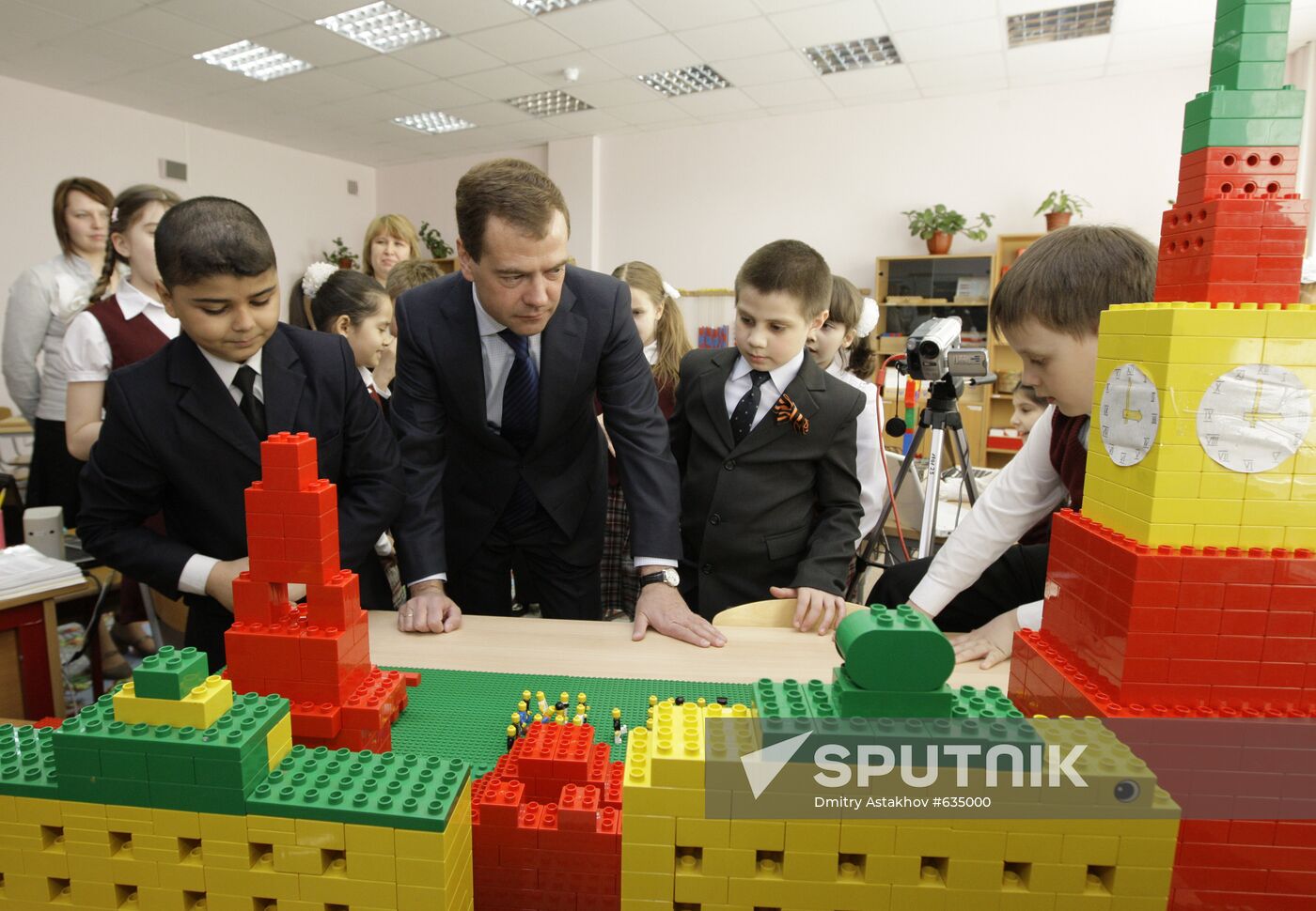 Dmitry Medvedev visits Moscow school