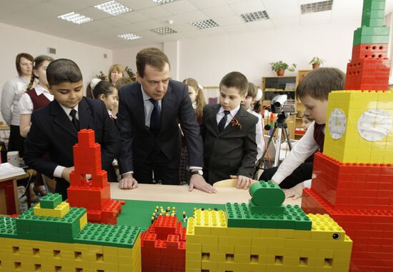 Dmitry Medvedev visits Moscow school