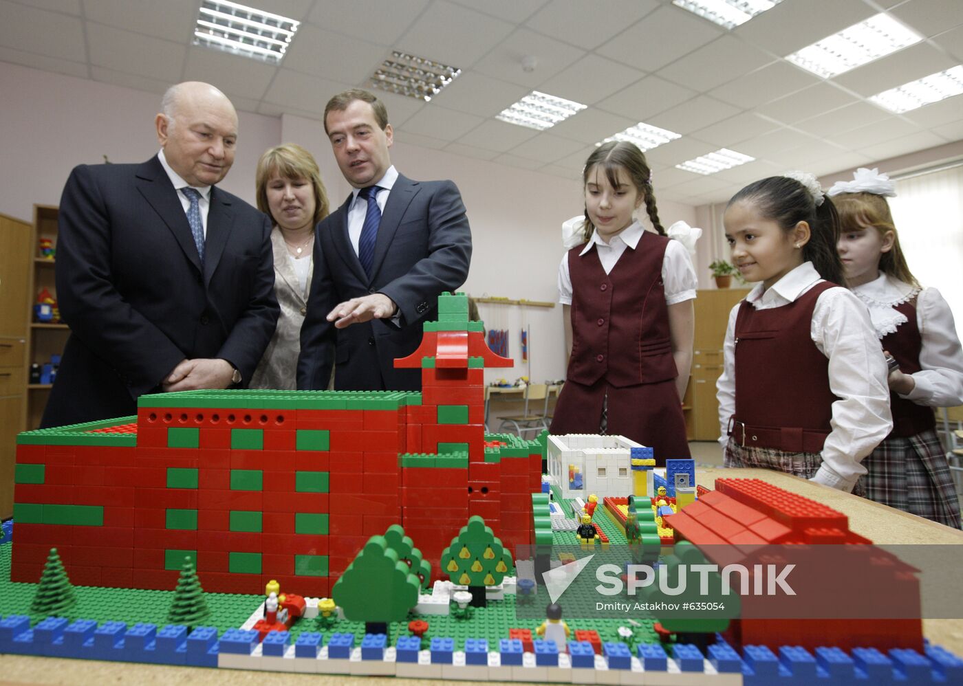 Dmitry Medvedev visits Moscow school