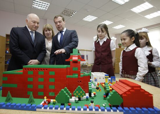 Dmitry Medvedev visits Moscow school