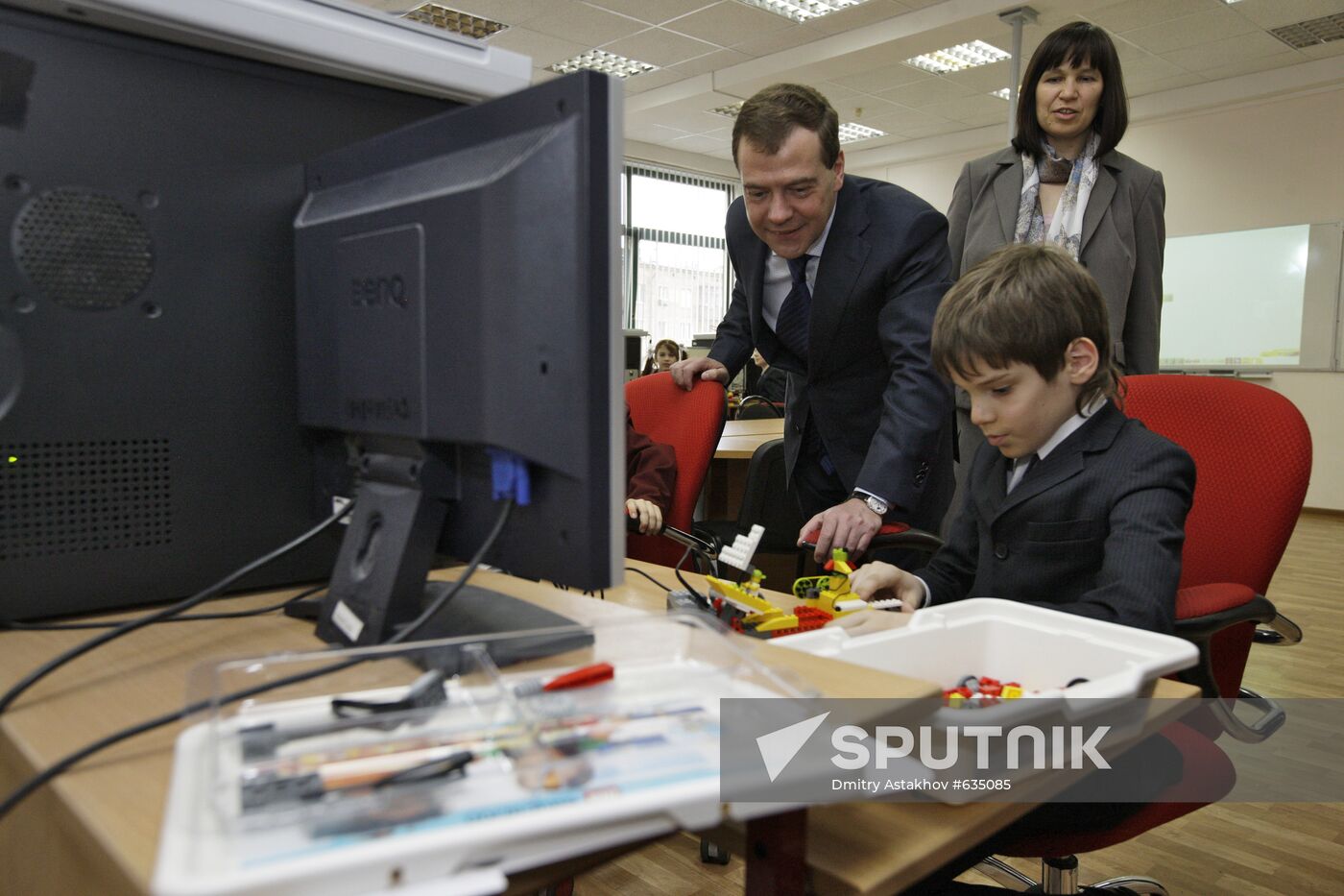 Dmitry Medvedev visits Moscow school