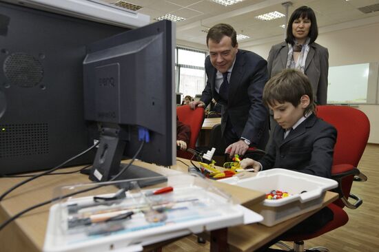 Dmitry Medvedev visits Moscow school