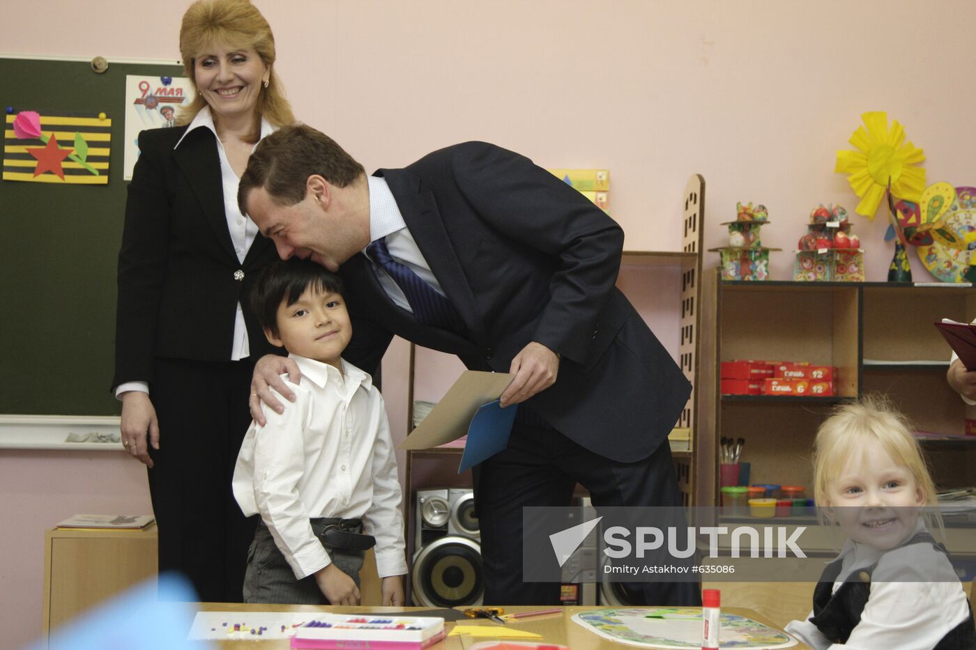 Dmitry Medvedev visits Moscow school