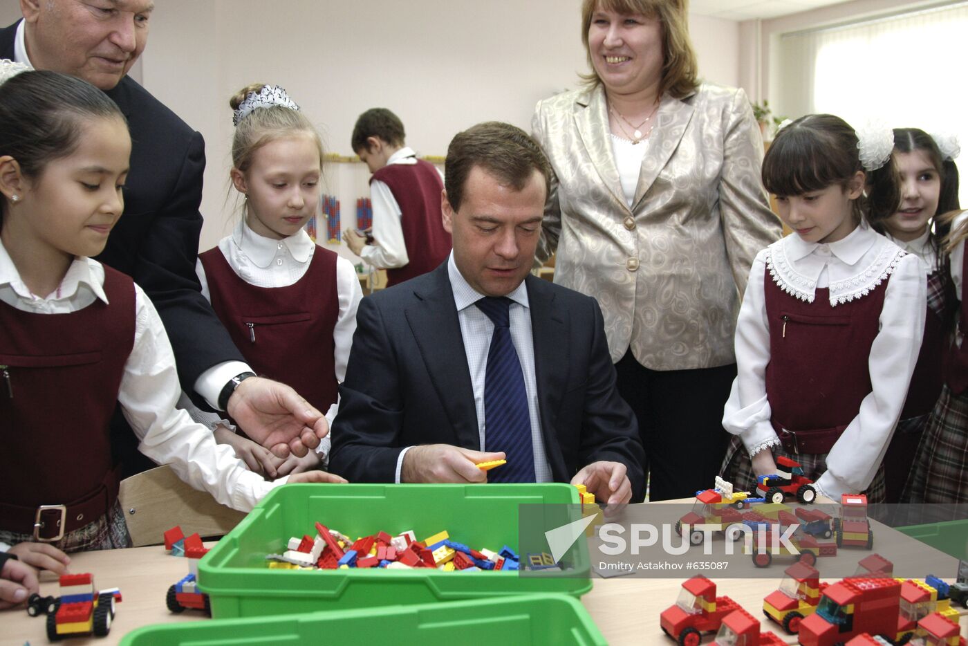 Dmitry Medvedev visits Moscow school