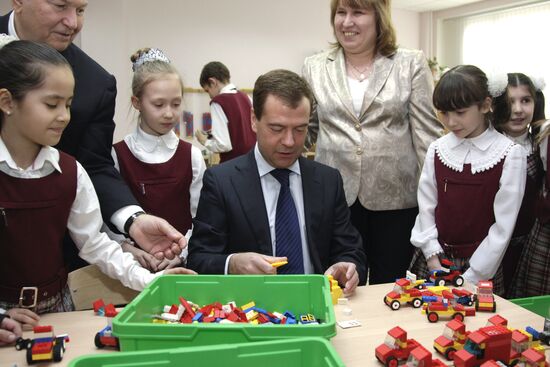 Dmitry Medvedev visits Moscow school