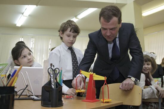 Dmitry Medvedev visits Moscow school