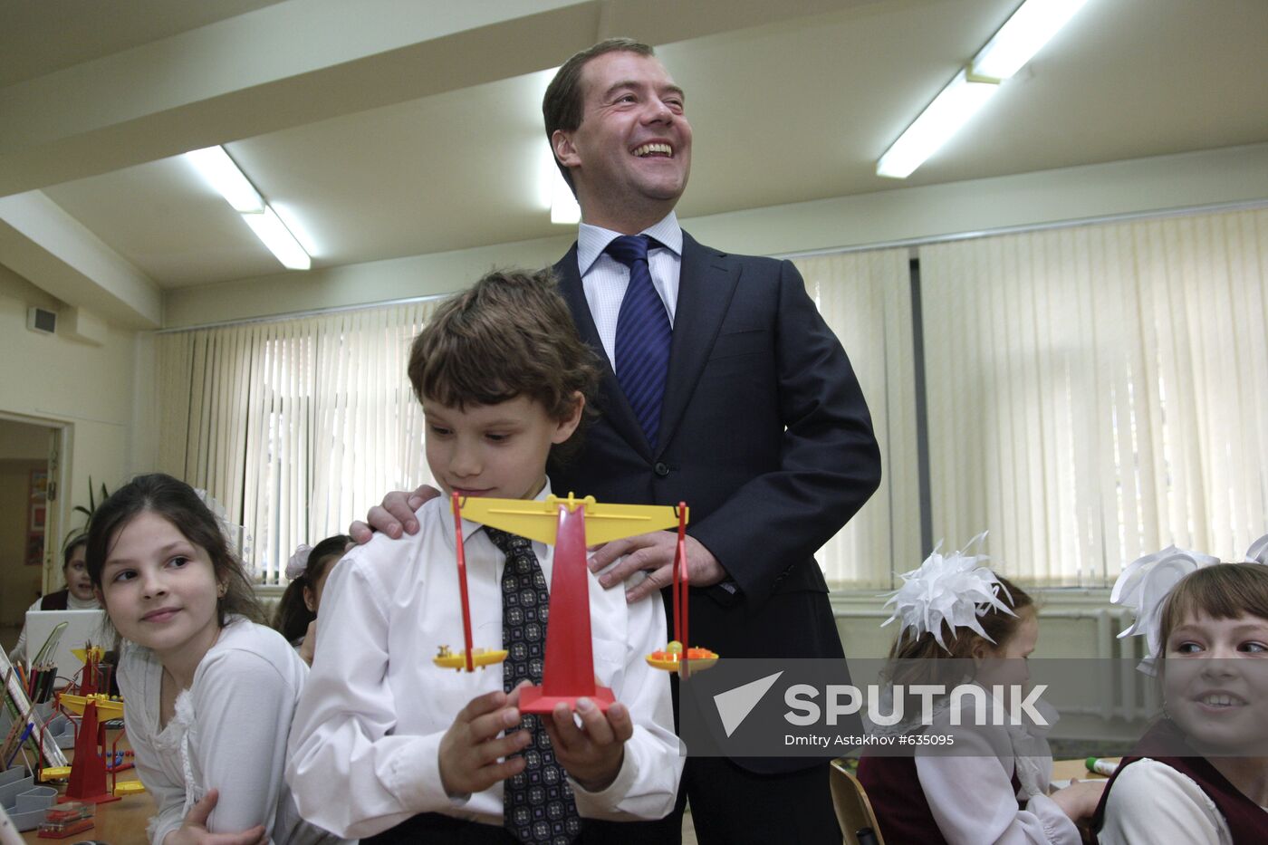 Dmitry Medvedev visits Moscow school