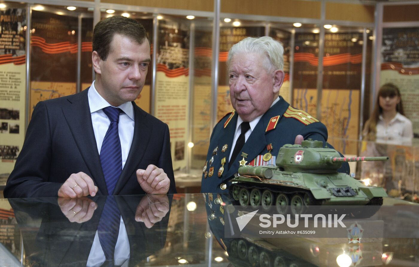 Dmitry Medvedev visits Moscow school